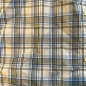 Camisa gris con azul